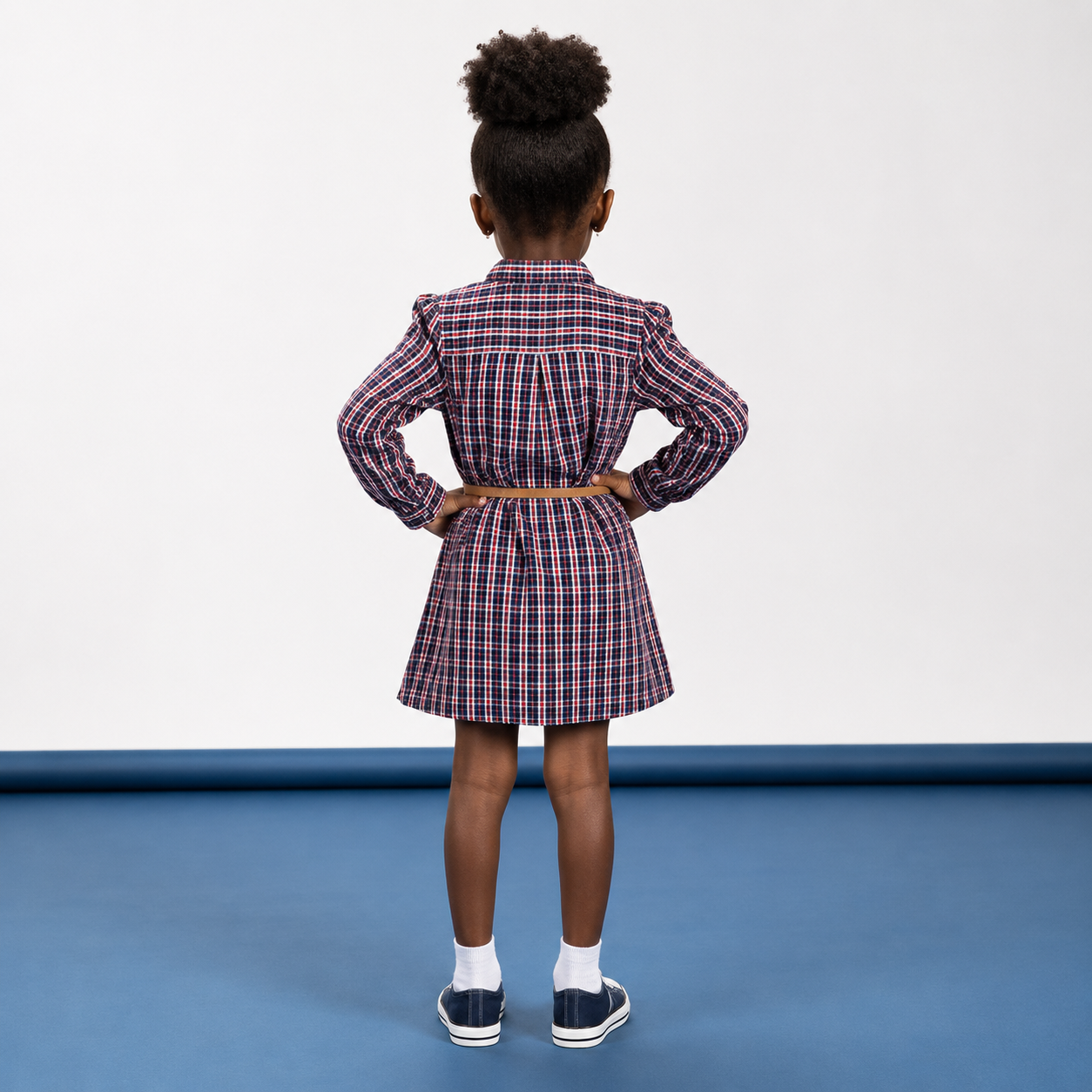 Robe chemise Fille à carreaux bleus et rouges avec ceinture camel