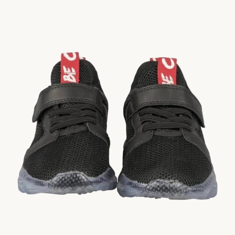 Baskets Sport Enfant Respirantes en Mesh Noir – Fermeture Scratch et Languette Rouge "BE COOL"