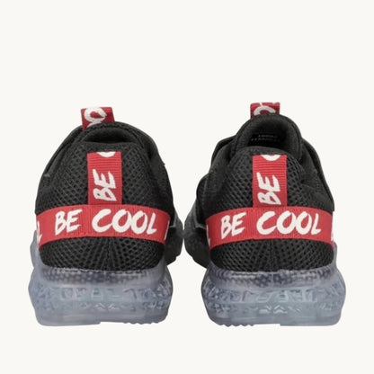 Baskets Sport Enfant Respirantes en Mesh Noir – Fermeture Scratch et Languette Rouge "BE COOL"