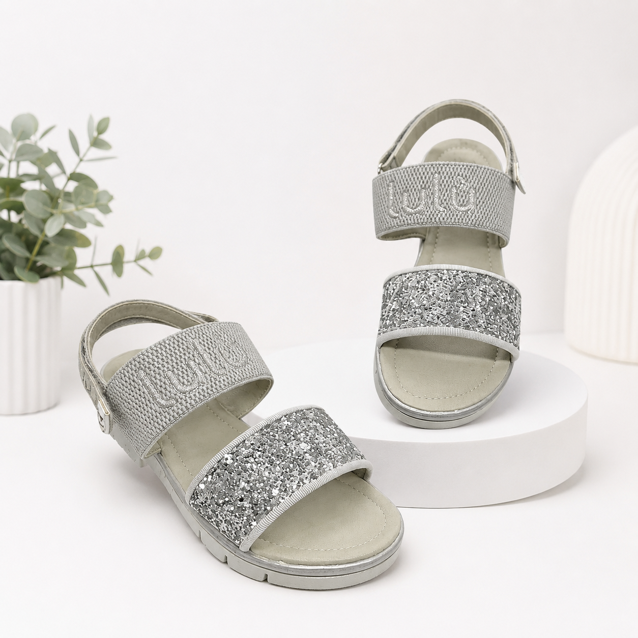 Sandales grises à paillettes et logo